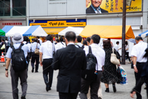 新橋駅前　歩行者