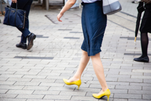 新橋駅前　歩行者