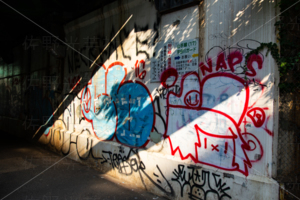 高架下　落書き