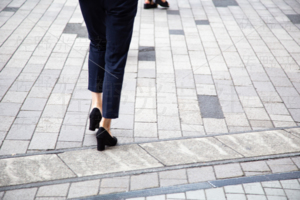 新橋駅前　歩行者