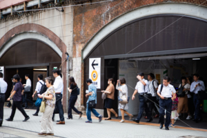 新橋駅前　歩行者