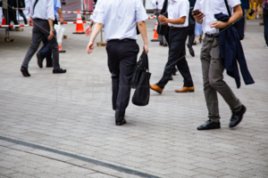 新橋駅前　歩行者