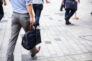新橋駅前　歩行者